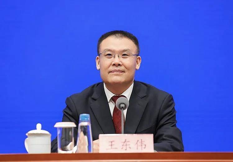 极目政情丨财政部副部长王东伟任安徽省委常委，曾为全国最年轻省级统战部部长