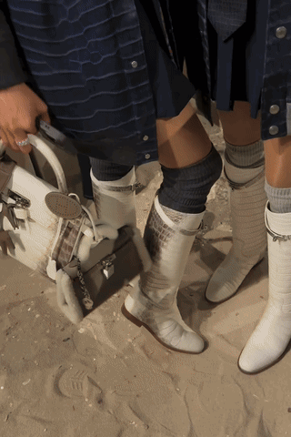 爱马仕当“头饰”,香奈儿挂满身,这对“神秘姐妹”是谁?