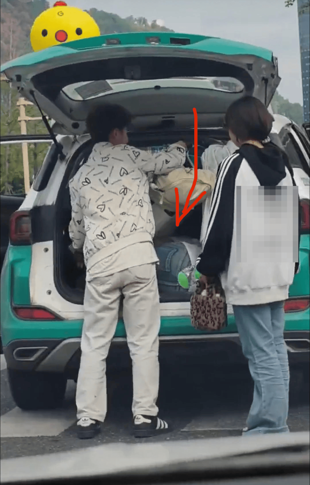 市民反映一乘客钻进出租车后备厢躲超载 宜宾警方：正在寻找当事乘客，其行为涉嫌违法