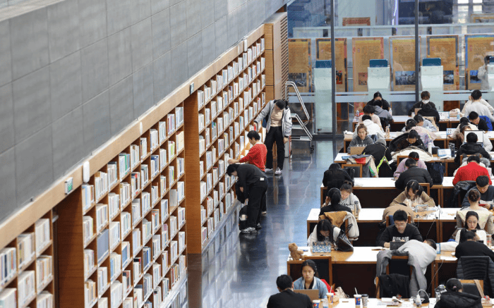 破解图书馆“一座难求”，让文化共享真正落地 | 新京报社论