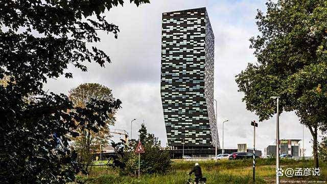 荷兰过河拆桥，英国也对华下黑手，王毅外长立刻会见一位重要客人