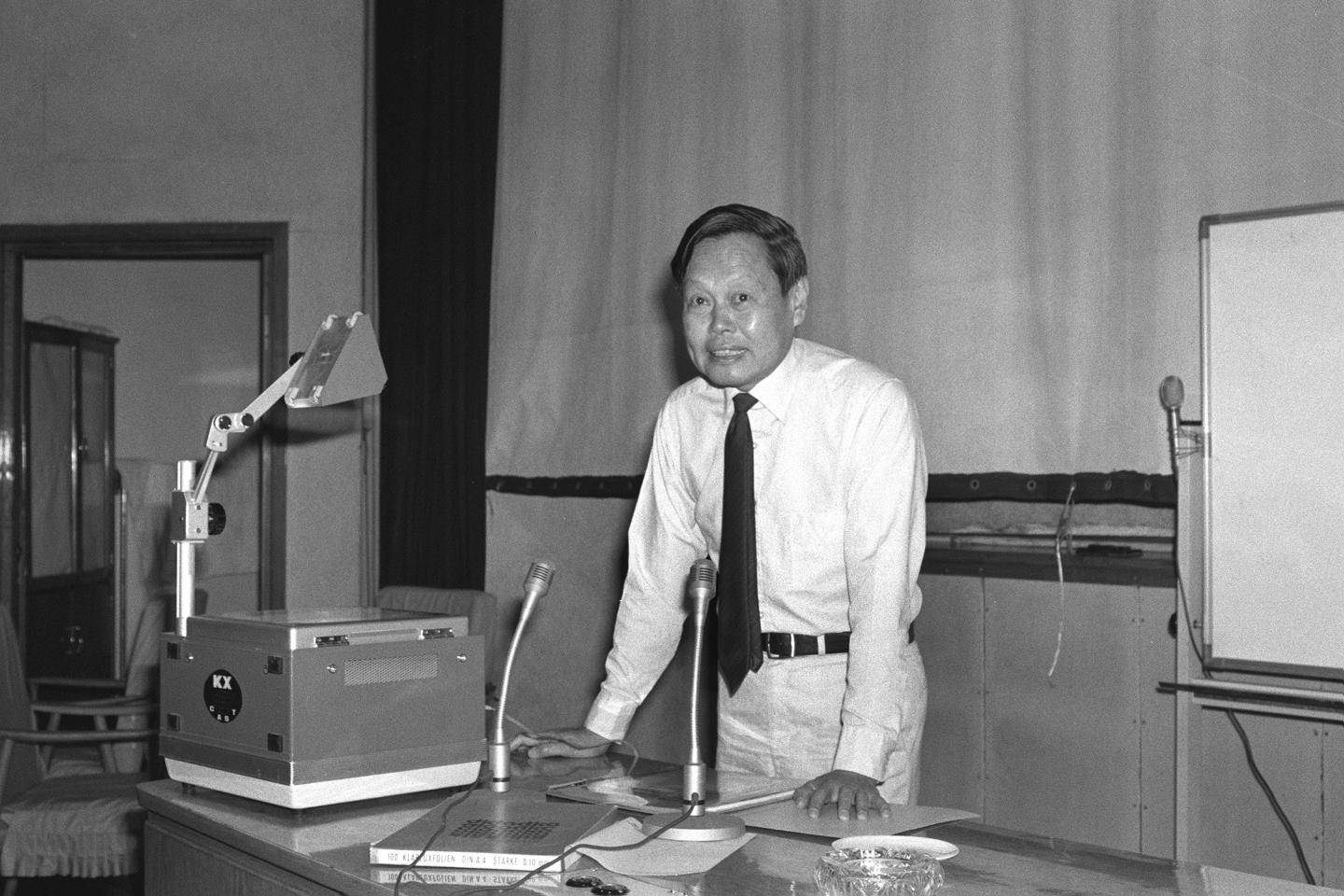 杨振宁逝世后国际媒体纷纷发文，《联合早报》评价：“他理应再获一次诺贝尔奖”