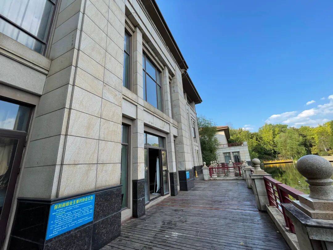 3256平米别墅288万起拍,单价不到900元,内景配置曝光,目前0人报名;拍卖商回应:在开发商名下,想通过拍卖吸引更多人参与